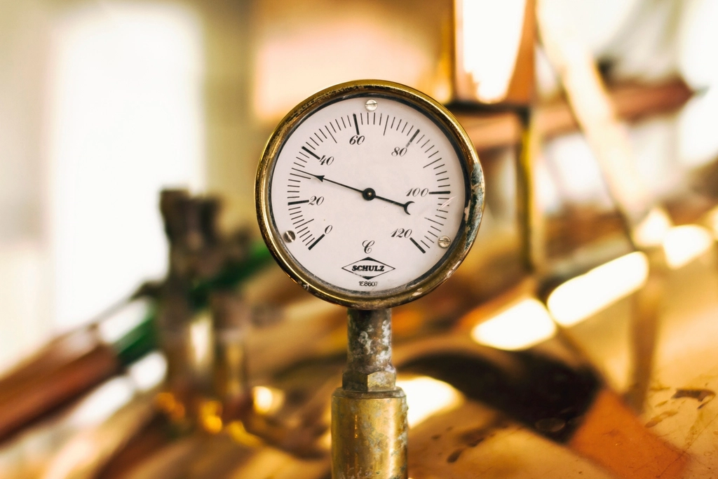 Pressure gauge on pipework used for tracer gas leak detection in Cornwall